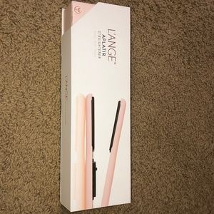 Blush straightener
